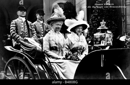 Auguste Victoria, 22.10.1858 - 11.4.1921, Empress tedesco, moglie dell'imperatore Guglielmo II, a mezza lunghezza, con la figlia Victoria Luise Duchess di Braunschweig, guida in carrozza, cartolina fotografica di R. Sennecke, Berlino, 1913 / 1914, Foto Stock