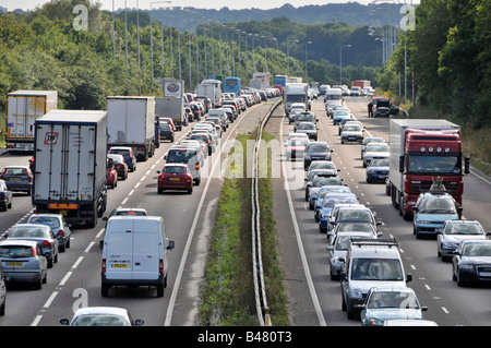 Primo piano della A12 trunk strada a doppia carreggiata e ritardi di congestione del traffico durante l'ora di punta del venerdì pomeriggio Mountnessing Brentwood Essex Inghilterra UK Foto Stock