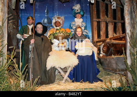 Natività stand acting out la nascita di Gesù in una mangiatoia con persone reali , Monaco di Baviera , Germania Foto Stock