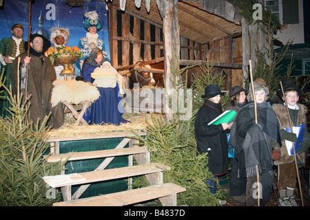 Natività stand acting out la nascita di Gesù in una mangiatoia con persone reali , Monaco di Baviera , Germania Foto Stock
