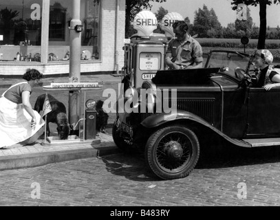 Trasporti / trasporti, automobili, stazioni di rifornimento, Shell, attendent, donna in auto, cane, Paesi Bassi, 1950s, , Foto Stock