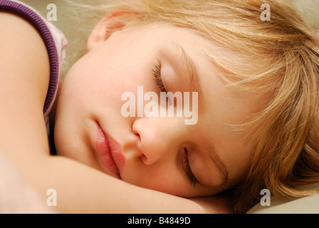 Giovane ragazza bionda addormentato veloce al mattino presto Foto Stock