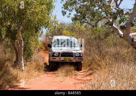 Una trazione a quattro ruote motrici sul veicolo un outback road vicino Broome nel paese di Kimberley di Australia Foto Stock