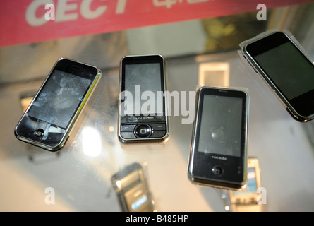 Imitazione cellulari come l'Apple iPhone sono in vendita in una cella il mercato dei telefoni a Pechino in Cina. 26-set-2008 Foto Stock