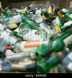 Bicchiere di vino bottiglie in un centro di riciclaggio in Wales UK Foto Stock