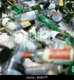 Svuotare le bottiglie di vino in bottiglia banca centro di riciclaggio Wales UK KATHY DEWITT Foto Stock