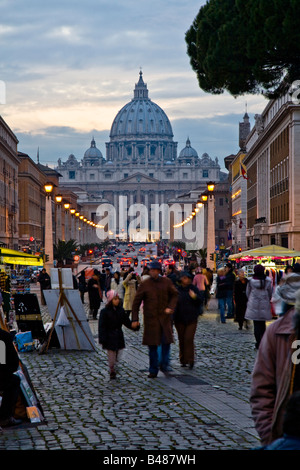 Vista della Basilica di San Pietro in Via della Conciliazione in Roma Italia Foto Stock