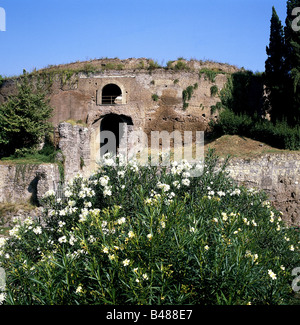 Augusto (Imperatore Cesare Augusto), 23.9.63 a.C. - 19.8.14 d.C., imperatore romano 13.1.27 a.C. - 19.8.14 d.C., suo mausoleo a Roma, vista esterna, rovina, Foto Stock