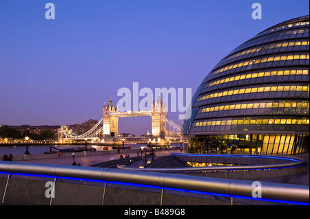 Il Tower Bridge e il Municipio visto da più Londra Riverside al crepuscolo SE1 London Regno Unito Foto Stock