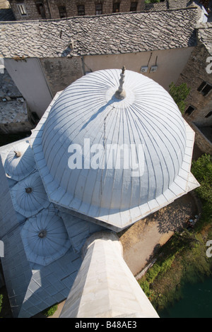 Koski Mehmed Pasa moschea a Mostar visto dal suo minareto, Bosnia Erzegovina Foto Stock