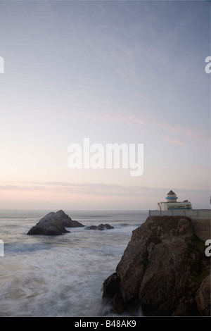 La Camera Obscura si siede sopra l'Oceano Pacifico dietro il Cliff House in San Francisco California USA Foto Stock