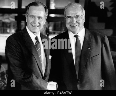 Kohl, Helmut, * 3.4.1930, politico tedesco (CDU), cancelliere della Germania 1982-1998, a metà lunghezza, con il presidente George Bush, Bonn, 30.5.1989, Foto Stock