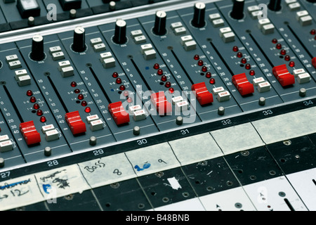 Dettaglio di una scheda di miscelazione in uno studio di registrazione Questo è girato in un vero e proprio studio con il fuoco selettivo Foto Stock