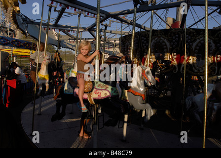 Visitatori ride la kiddie Merry Go Round in Astroland a Coney Island a Brooklyn borough di New York Foto Stock