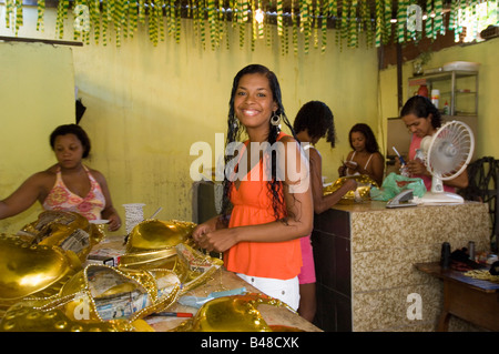 Locale brasiliano di donne e ragazze preparare costumi per il carnevale di Rio nella città di Dio (Cidade de Deus) Favela. Foto Stock