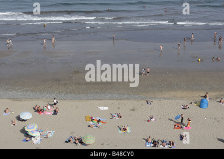 A piedi la riproduzione per prendere il sole e nuotare sulla spiaggia di Playa del Ingles Gran Canaria Isole Canarie Spagna Foto Stock