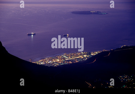 Vista dal Table Mountain a Cape Town con Robben Island , Sud Africa. Foto Stock