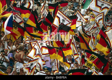 Sport / Sport, calcio, calcio, Coppa del mondo 1990, finale, quarti di finale, Germania contro Cecoslovacchia, (1:0) a Milano, Italia, 1.7.1990, tifosi tedeschi, fan, stadio, bandiera, partita, storico, 20th secolo, persone, 1990s, Foto Stock