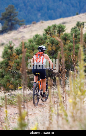 Gli amanti della mountain bike ride il robusto sentieri di bianco Ranch Park vicino a Golden Colorado su un caloroso inizio pomeriggio autunnale Foto Stock