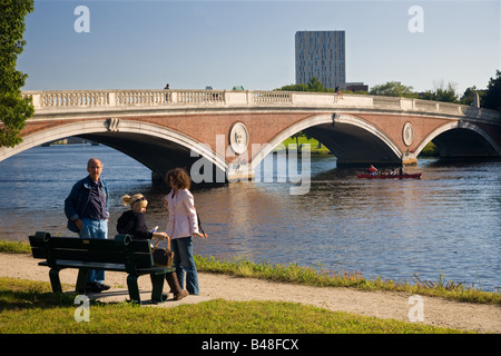 Il John W settimane ponte tra Boston e Harvard, Massachusetts, oltre il fiume Charles Foto Stock