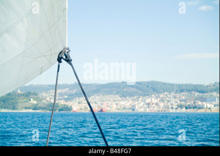 Pulegge e corde di un velo in uno yacht Foto Stock