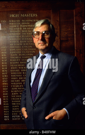 Manchester Scuola Grammer alta Master, in piedi di fronte ad un elenco di alta precedente Masters Foto Stock