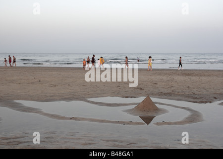 Passeggiate e la pesca sulla spiaggia di Playa del Ingles al crepuscolo Gran Canaria Isole Canarie Spagna Foto Stock