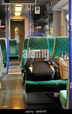 Eventuali bagagli incustoditi a sinistra su un treno sedile del carrello Foto Stock