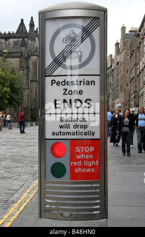 Segno di traffico che mostra la fine della zona pedonale sul Royal Mile con la gente che camminava dietro di essa Foto Stock