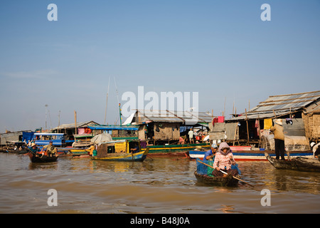 La gente del posto fila di piccole imbarcazioni in legno lungo il villaggio galleggiante sulle rive del lago Tonle Sap vicino a Siem Reap Cambogia Foto Stock