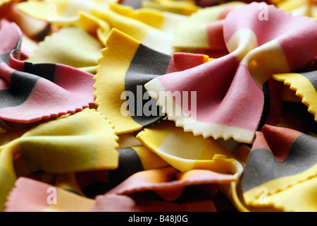 Bella Mano colorate farfalle di pasta a bow tie a forma di farfalla XXL file di risoluzione Foto Stock