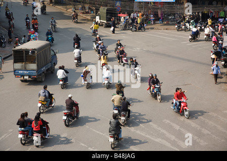 Il traffico caotico in corrispondenza di un incrocio occupato nel vecchio quartiere Hanoi Vietnam Foto Stock