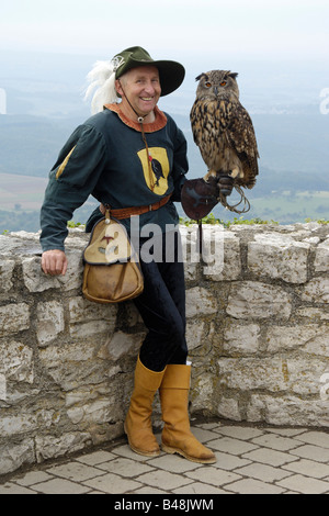 Falkner mit Uhu Falconer con il Gufo reale Foto Stock