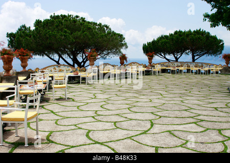 Una Spettacolare Terrazza Con Panche In Ceramica A Cinque Stelle Il San Pietro Hotel Vicino A Positano Sulla Costiera Amalfitana Drive Foto Stock Alamy