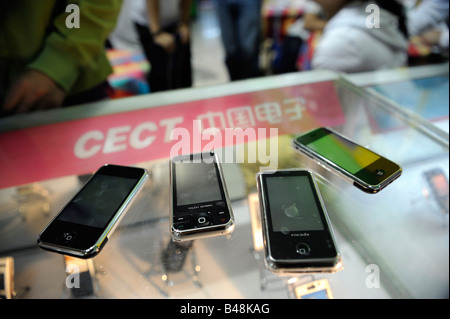 Imitazione cellulari come l'Apple iPhone sono in vendita in una cella il mercato dei telefoni a Pechino in Cina. 26-set-2008 Foto Stock