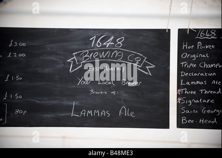 Il 1648 Brewing Company: prezzi al di sopra del bar presso il Lammas festa della birra Eastbourne 2008. Foto Stock