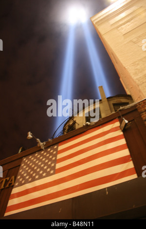 World Trade Center 'tributo alla luce' come visto dalla parte inferiore di Manhattan. Foto Stock