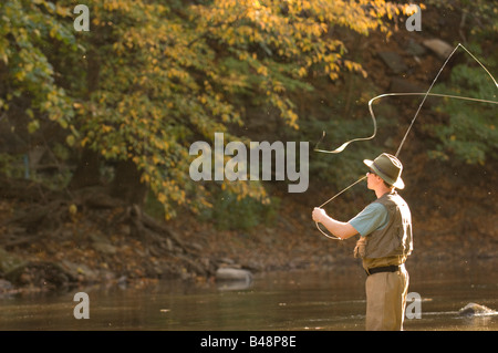 Uomo di Pesca a Mosca Report di Pesca sul fiume Foto Stock