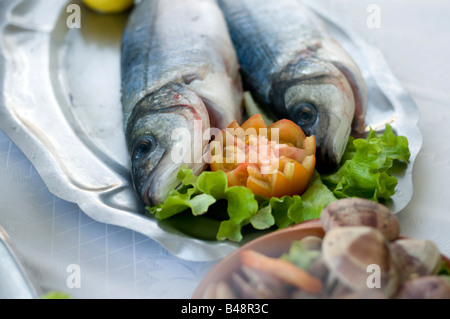 Alcuni bassi su un vassoio con verdure Foto Stock