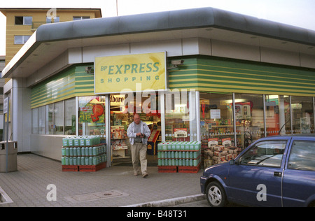 Shop in corrispondenza di una stazione di benzina BP, Poznan, Polonia Foto Stock
