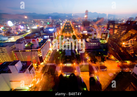 Guardando verso il basso oltre il Parco Odori nel centro di Sapporo Hokkaido in Giappone la vista è il famoso punto di riferimento la Torre della TV Foto Stock