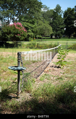 Residenziale trascurato campo da tennis in terra battuta Foto Stock