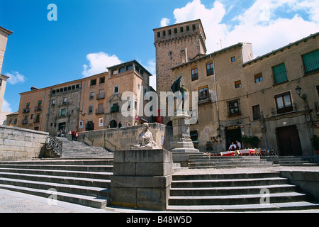 Spagna - quartiere di Madrid - Segovia - Plaza - Medina del Campo - Chiesa di San Martin - Statua di Juan Bravo e una sirena/Sphinx Foto Stock