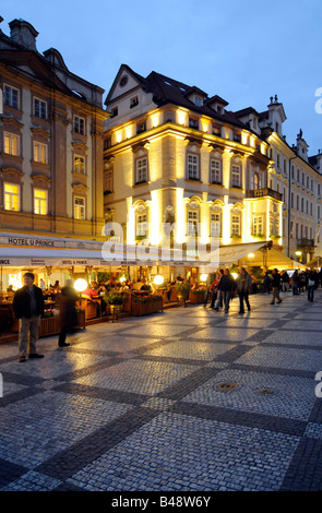 Bella vista notturna della Piazza della Città Vecchia, con la sua architettura tipica illuminato a Praga, Repubblica Ceca. Foto Stock