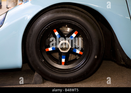 Tricolore dipinto ruota anteriore del 1970 Gulf Porsche 917K nel paddock di Goodwood Festival of Speed, Sussex, Regno Unito. Foto Stock