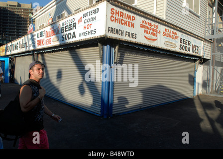 I visitatori di Astroland a Coney Island a Brooklyn borough di New York Foto Stock
