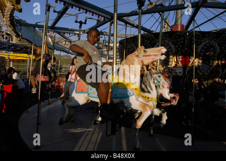 Visitatori ride la kiddie Merry Go Round in Astroland a Coney Island a Brooklyn borough di New York Foto Stock