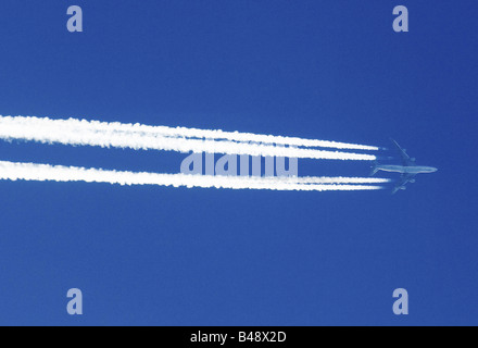 Piano lasciando sentieri nel cielo Foto Stock