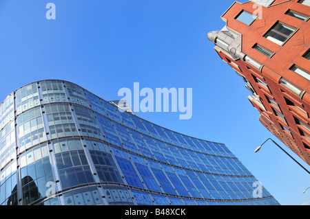 Moderno e architettura antica nella città di Londra con cielo blu, Londra Inghilterra Regno Unito Regno Unito GB Europa Foto Stock