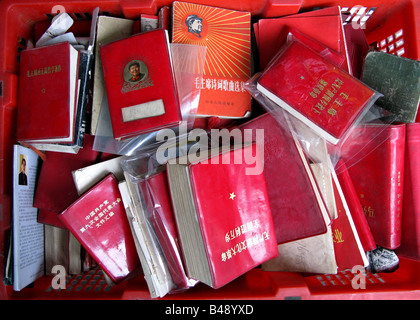 Little Red Libri in Panjiayuan Mercato delle Pulci a Pechino, Cina Foto Stock